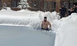 Bolu'daki çılgın tatilci donmuş havuzda yüzdü