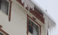 Üzerine buz sarkıtı düşen kişi yaralandı