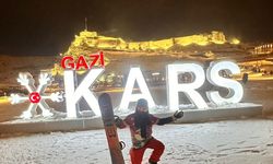 Kars Kalesi'nden snowboardla kayarak indiler