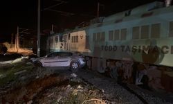 Osmaniye'de yük treninin çarptığı otomobildeki 4 kişi yaralandı