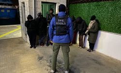 İzmir'de 10 düzensiz göçmen ve 3 insan kaçakçısı şüphelisi yakalandı