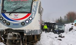 Diyarbakır'da faciaya kıl payı: Trenle belediye otobüsü çarpıştı!