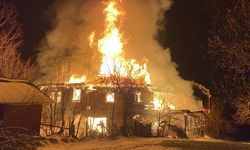 Karabük'te 2 katlı ahşap ev küle döndü