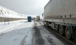 Yoğun kar nedeniyle yolda kalan 11 tır kurtarıldı