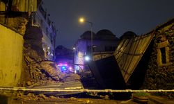 Beyoğlu’nda tarihi binadan tehlikeli çöküş