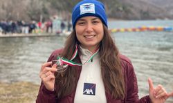 Bengisu Avcı'dan buz yüzmede Türkiye rekoru