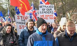 İngiltere’de göçmen krizi: 600 erkek sığınmacı planına karşı barikat kurdular