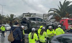 İstanbul'da zincirleme kaza kabusu: 6 araç birbirine girdi!