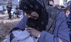 Gazze'de essiz ölüm: Bombalardan kurtulan çocuklar soğuktan ölüyor