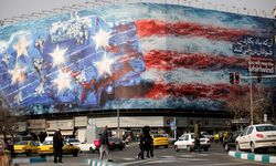 Tahran’da ABD karşıtı dev afiş: Rüzgar eken fırtına biçer