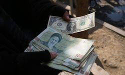 İran'da tarihi rekor: Dolar 153 bin tümeni aştı