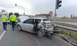 Tekirdağ'da korkutan kaza: Tırla çarpışan otomobil bariyerlere savruldu, 3 yaralı