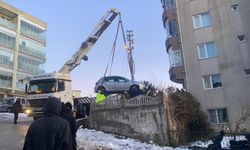 Sinop’ta buzlanan yolda kayan otomobil apartmanın bahçesine düştü