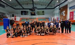 Minik voleybolculardan dostluk maçları