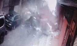 Beyoğlu’nda çatı uçtu, iki kişi altında kalmaktan son anda kurtuldu