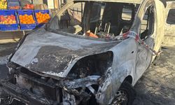 Beyoğlu'nda alev alev yanan araç küle döndü, yangın markete sıçradı