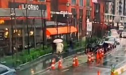 İstanbul'un göbeğinde korkutan kaza: Genç kadın devrilen tabelanın altında kaldı