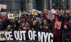 New York’ta binlerce kişi federal ajanlara karşı yürüdü
