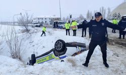 Erzincan’da polis aracı şarampole uçtu