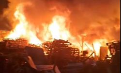 Bursa'da palet fabrikasında  çıkan yangın sürüyor