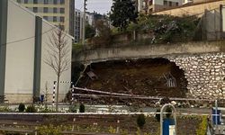 Şantiyenin duvarı okul bahçesine devrildi