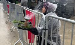 CHP'nin mitinginde slogan atmak isteyen yaşlı kadın yanma tehlikesi geçirdi