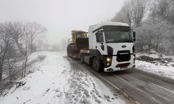 Bartın'da kayan tır 2.5 saatte kurtarıldı