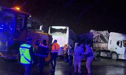 Yolcu otobüsü tıra çarptı: 3 yaralı