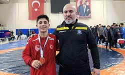 Kendinden büyükleri minderde devirdi!