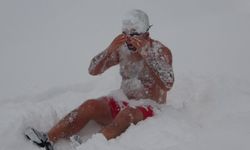 Van'da termometreler eksi 8 dereceyi gösterirken kar banyosu yaptı