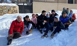 Pötürge'de kar keyfi: Hem kaydılar hem sucuk ekmeğe doydular