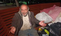 Antalya’da bankta yaşam: Otele gitmeyi reddetti