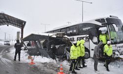 Bitlis'te feci kaza: Yolcu otobüsü polis noktasına çarptı, 4 polis yaralandı
