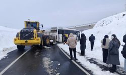 Bingöl'de kayan midibüs kara saplandı!