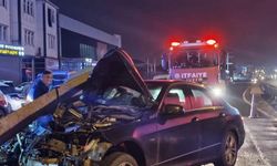 Bariyerlere saplanan kazadan ucuz kurtuldu