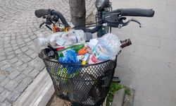 Eskişehir'de terk edilen bisiklet çöp kutusuna döndü