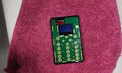 Ehliyet sınavında 'casus' filmlerini aratmayan düzenek: 58 yaşındaki adayın üzerinden çıkanlar şoke etti!