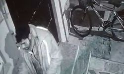 Eskişehir'deki hırsızlık anı kameralara yansıdı! Balkondaki eşyaları böyle çaldı