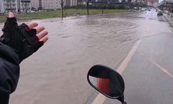 Göle dönen yollarda direksiyon başındaki motokurye yaşadıklarını kayda aldı