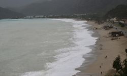 Sağanak Ölüdeniz’i kahverengiye boyadı