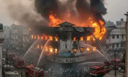 Pakistan'da yangın felaketi! Can kaybı 14'e yükseldi, 70'den fazla kişi kayıp