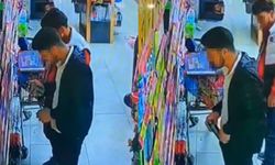 Adana'da hırsızlık kamerada: Sıkıp kokladı, beğenince çaldı!