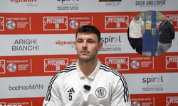 Macclesfield’ın futbolcu öğretmeni okulunda kahraman gibi karşılandı