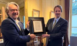 Bir ailenin çatı katında unuttuğu 500 yıllık kutudan milyon dolarlık servet çıktı