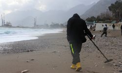 Antalya'da dev dalgaların vurduğu sahilde define avı
