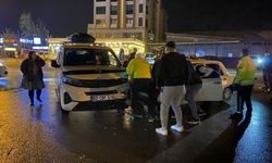 Antalya'da iki otomobil çarpıştı, 3 kişi yaralandı: O anlar kamerada