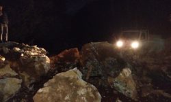 Marmaris'te dev kayalar orman yolunu kapattı