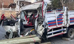 Beykoz'da kamyon dükkana daldı, 2 kişi hayatını kaybetti