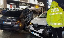 Beylikdüzü E-5'te iki araç çarpıştı: 1 yaralı