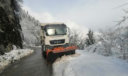 Trabzon'da kar yağışı nedeniyle yollar kapandı!  Yol açma çalışmaları sürüyor